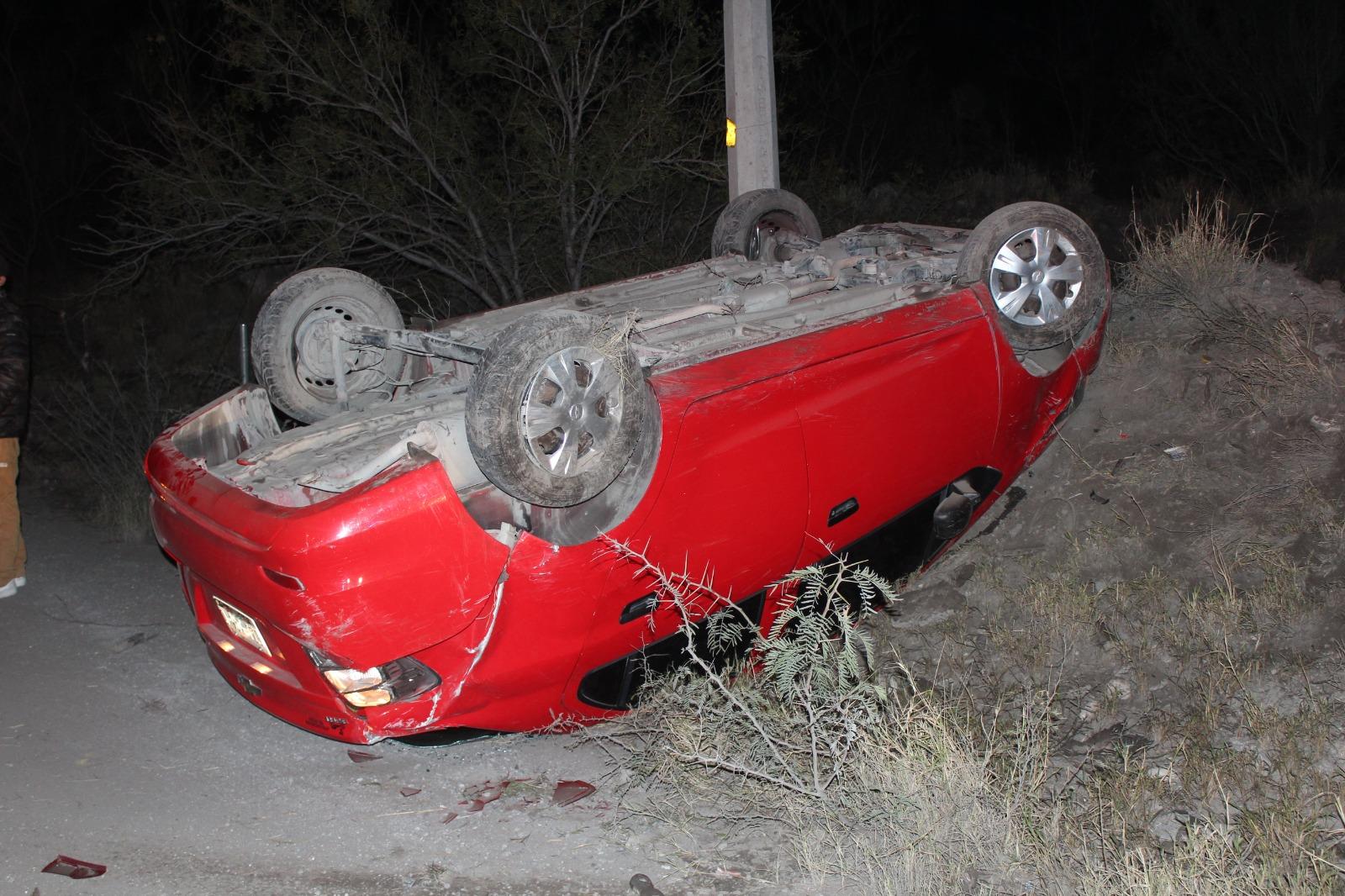 Vuelca ebrio conductor auto en Avenida Puerta 4
