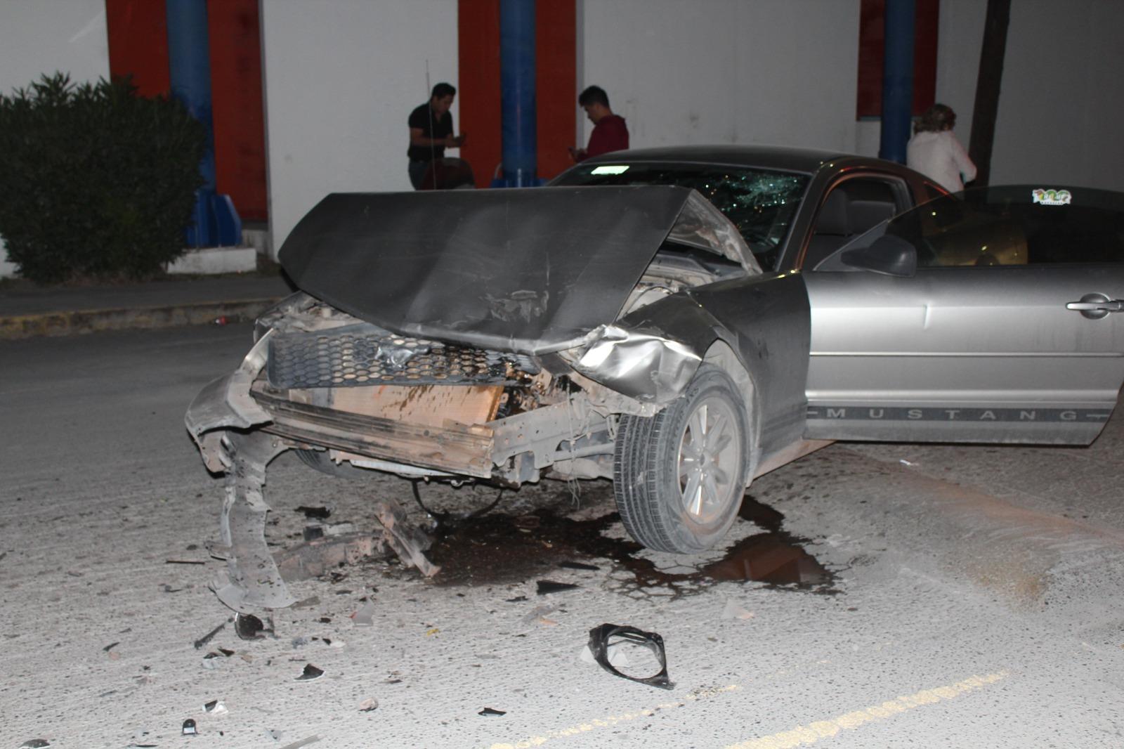 Destroza su Mustang y choca por alcance