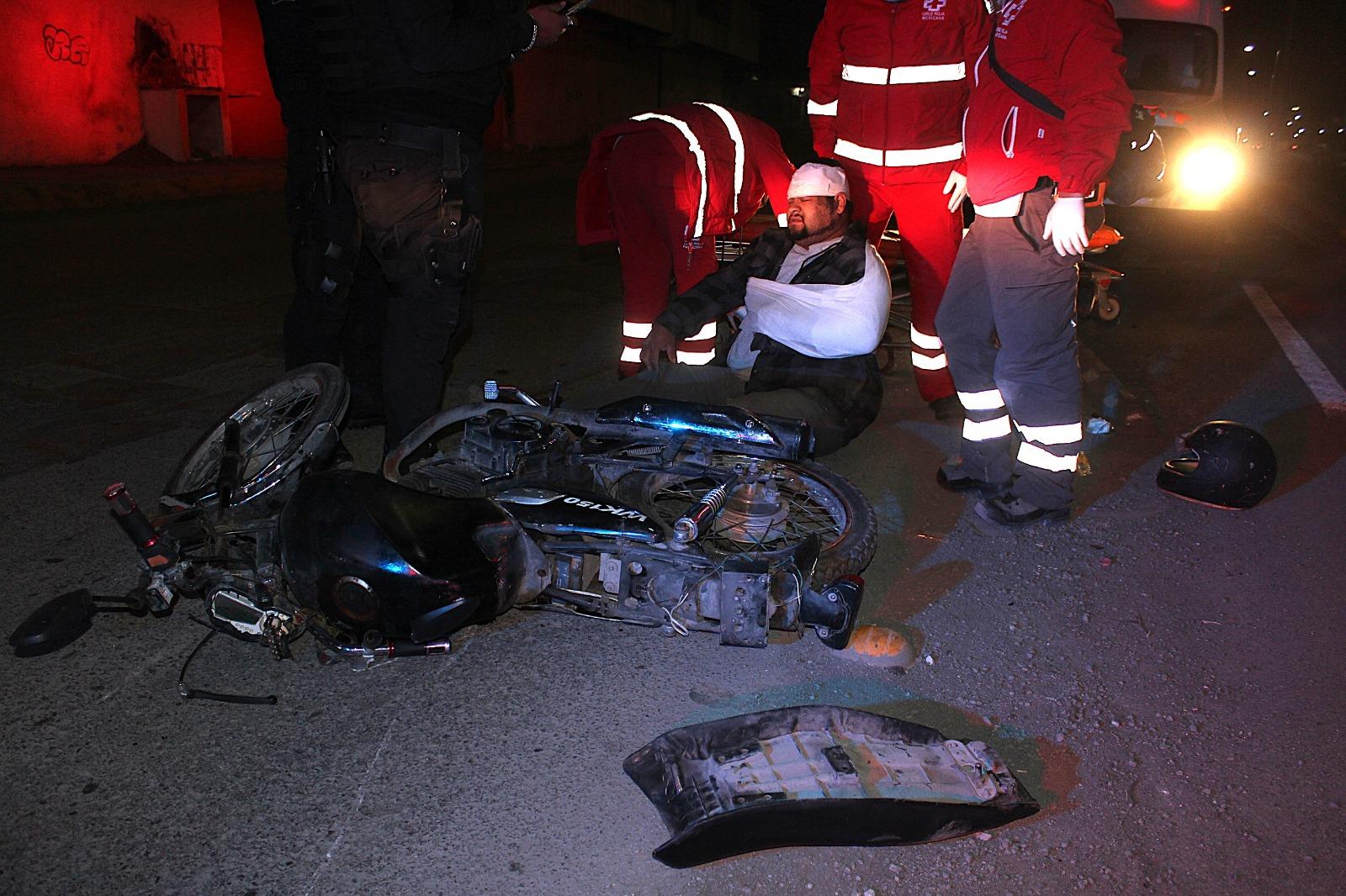 Arrolla a motociclista y luego se da a la fuga