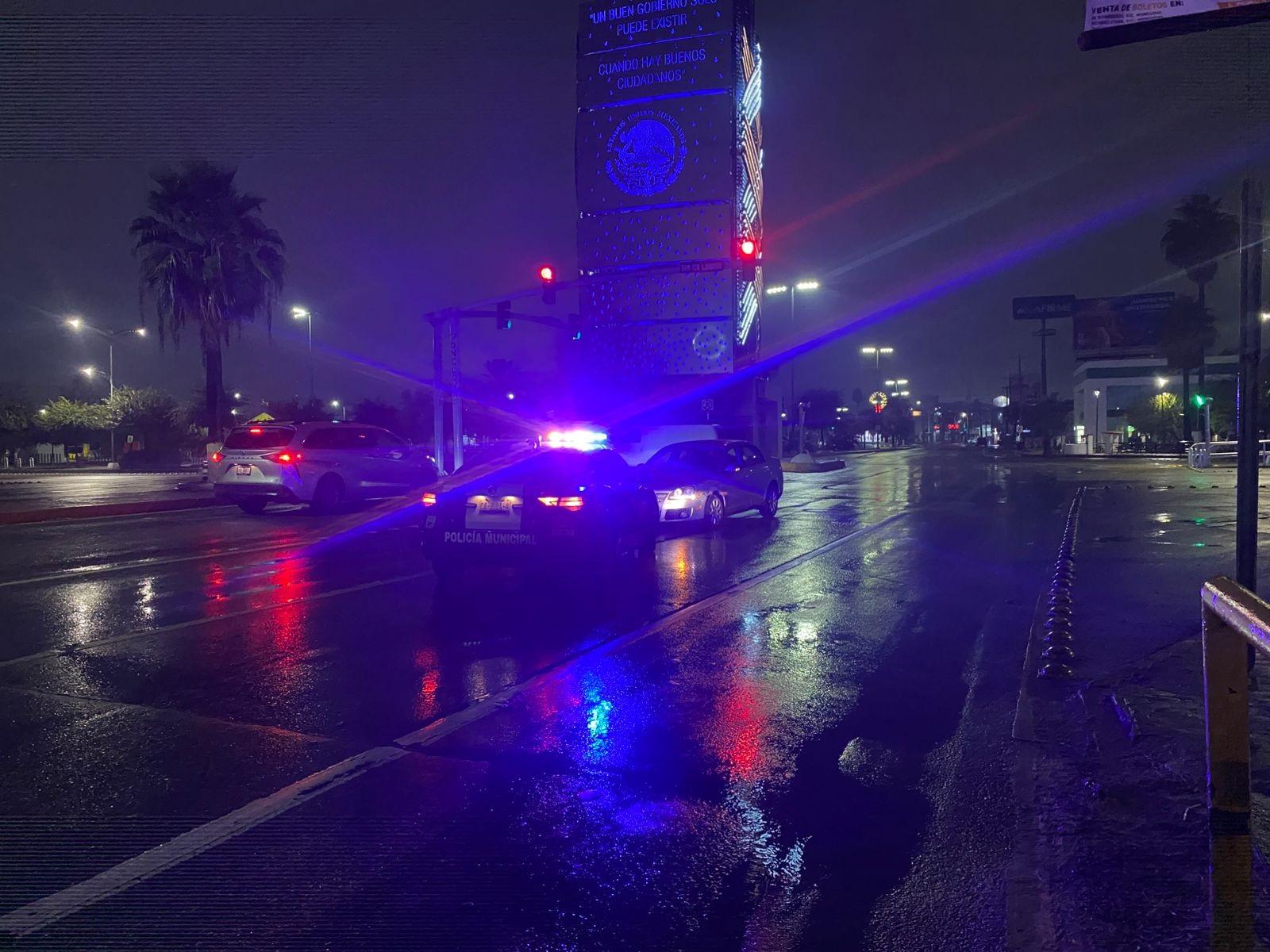 Brinca Jetta camellón y termina en contra