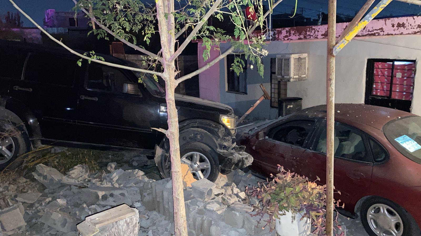 “Vuela” camioneta e impacta una vivienda