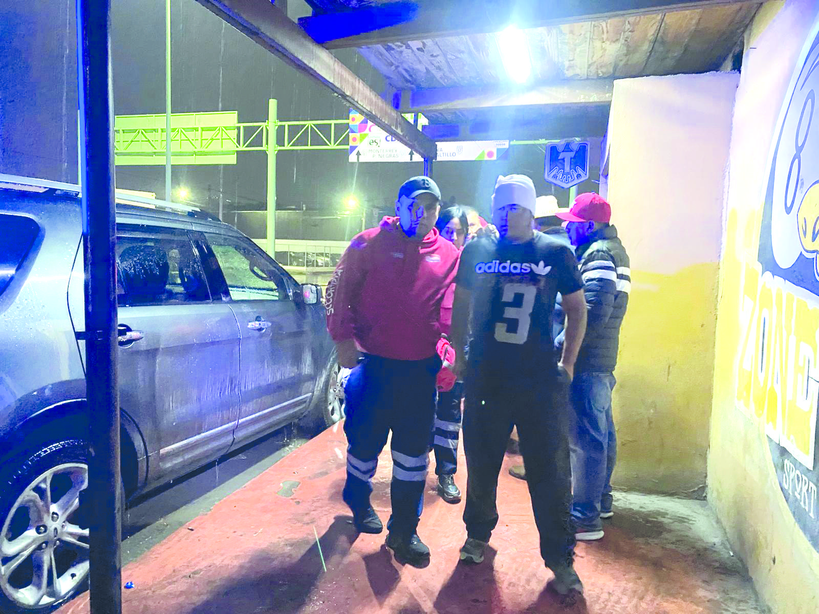 Interrumpe posada y le dan felpa a la salida