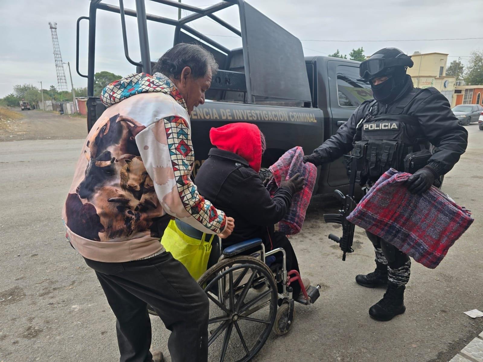 Entrega AIC cobertores en Operativo Invernal