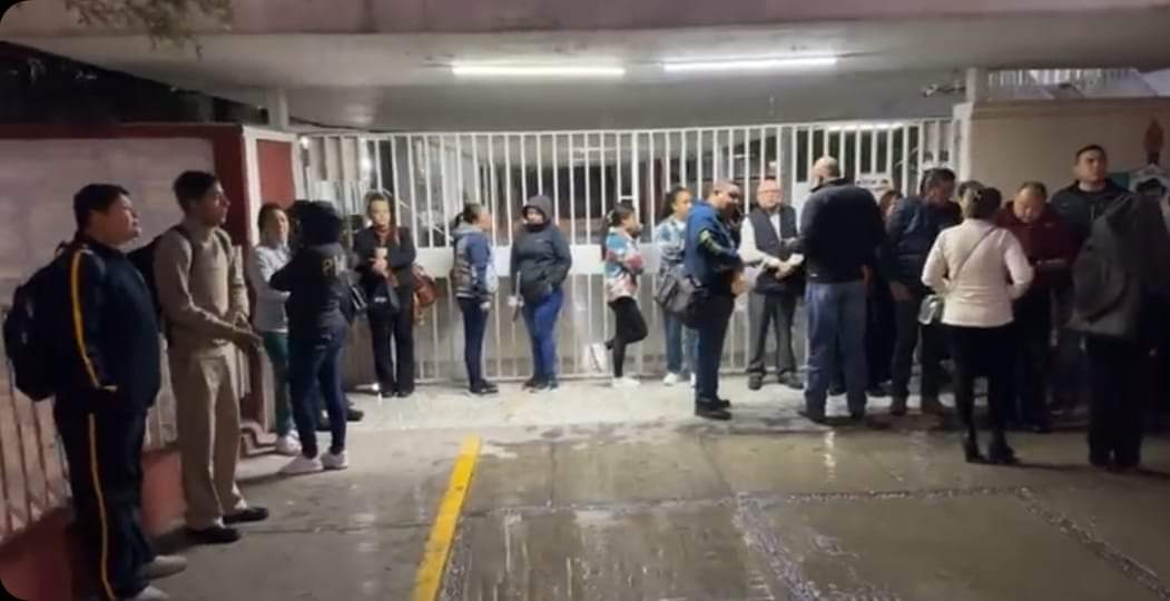 Mantienen padres plantón en secundaria
