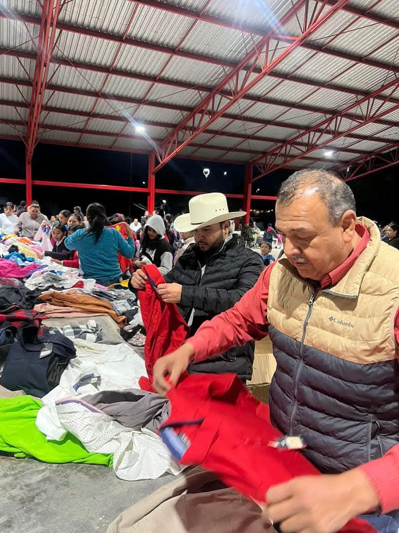 Reciben donación de ropa habitantes de Progreso