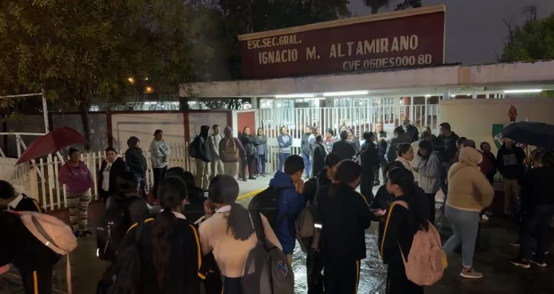 Protestan padres por reinstalación de docente