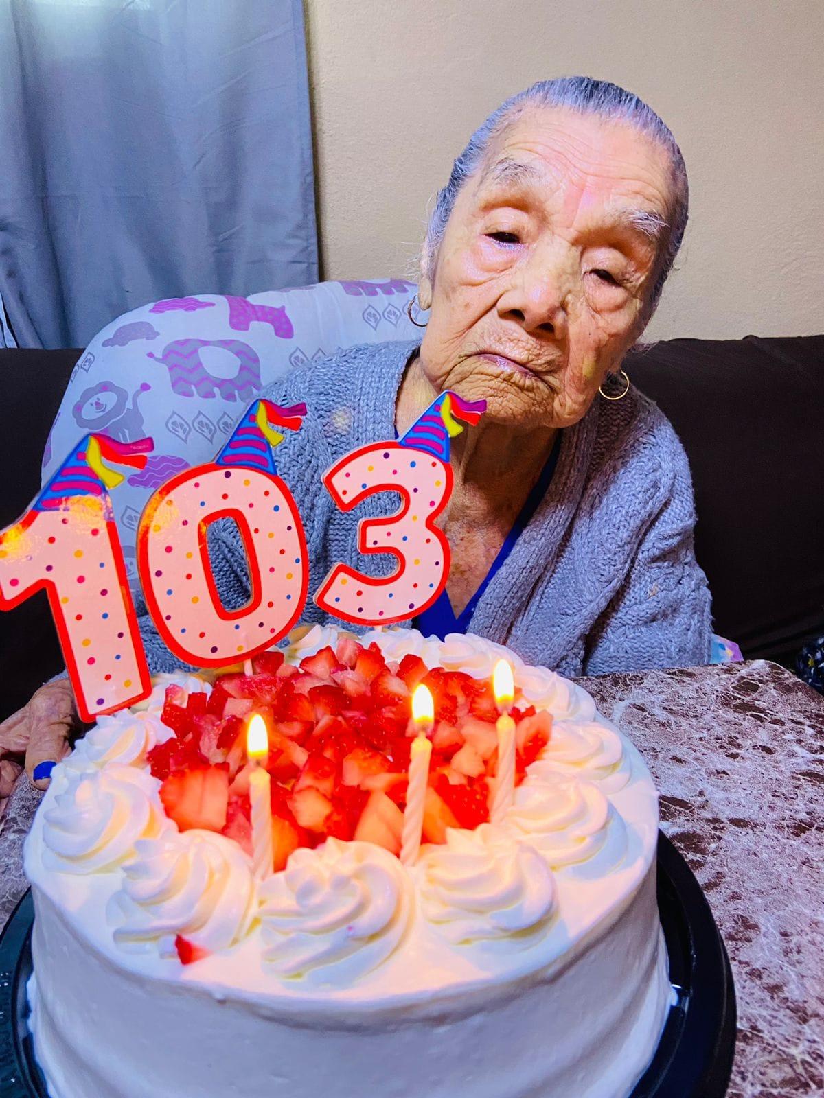 Celebra doña Lucía 103 años de vida