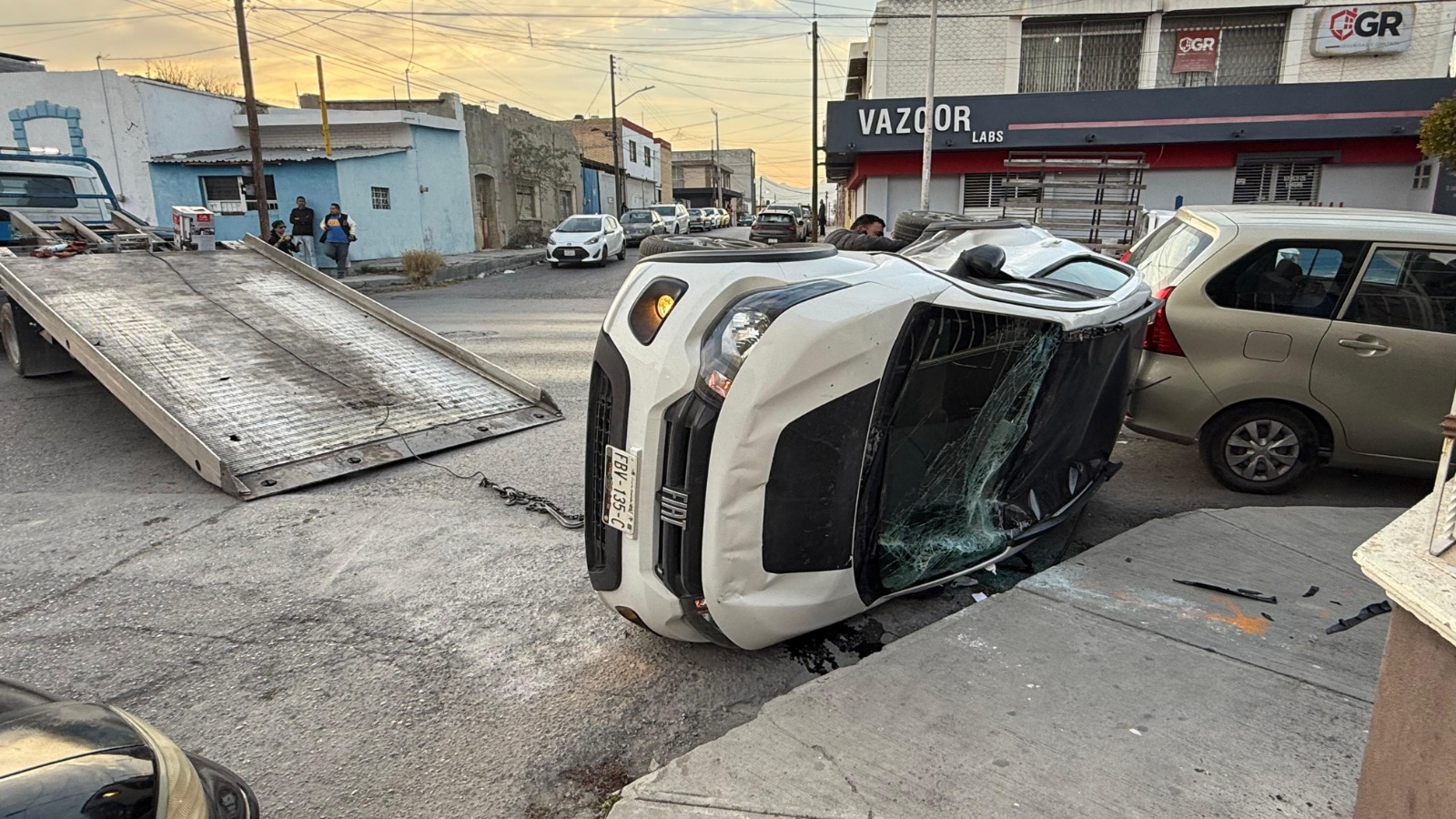 Choque y volcadura en Centro de Saltillo