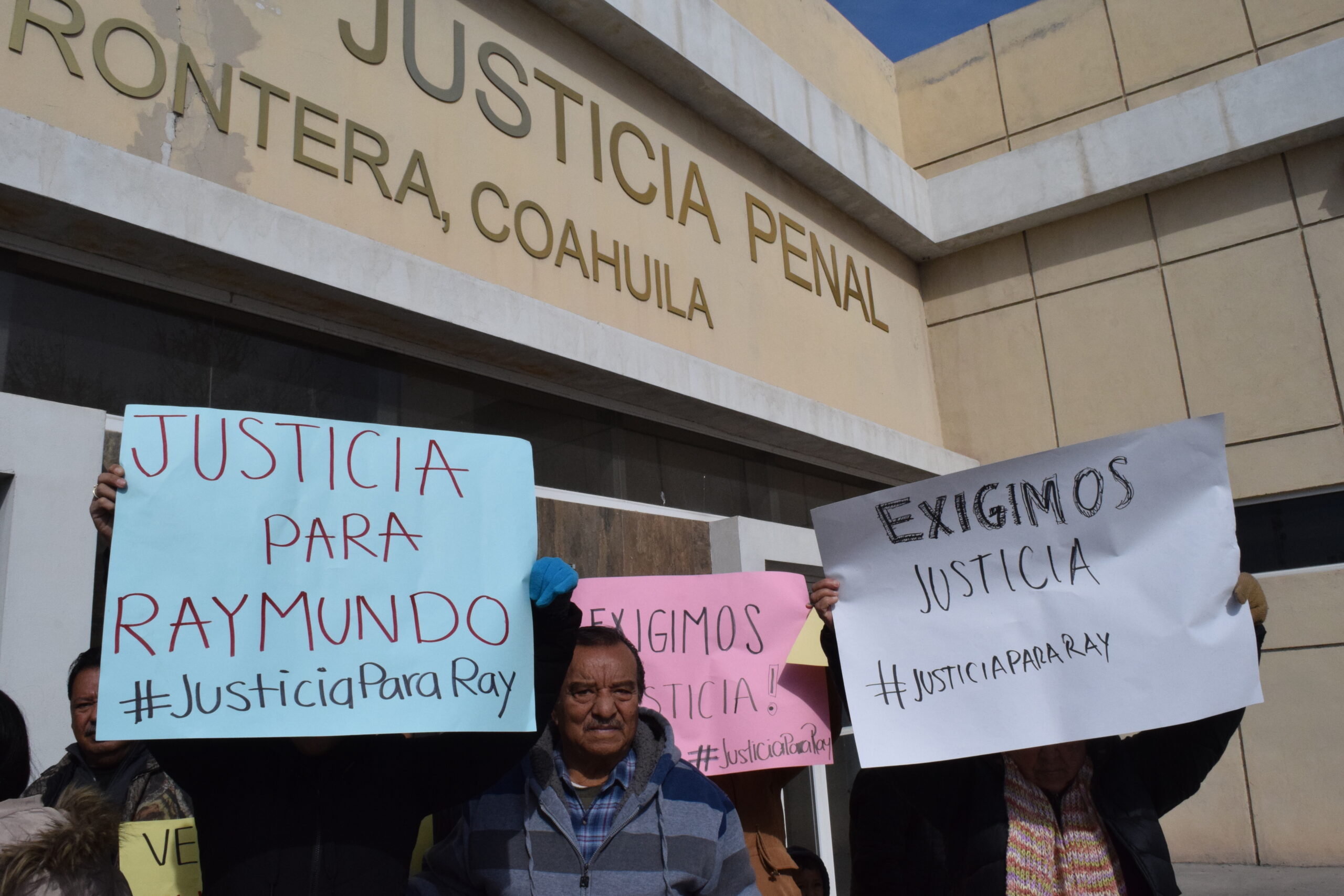 Protesta familia al aplazarse audiencia
