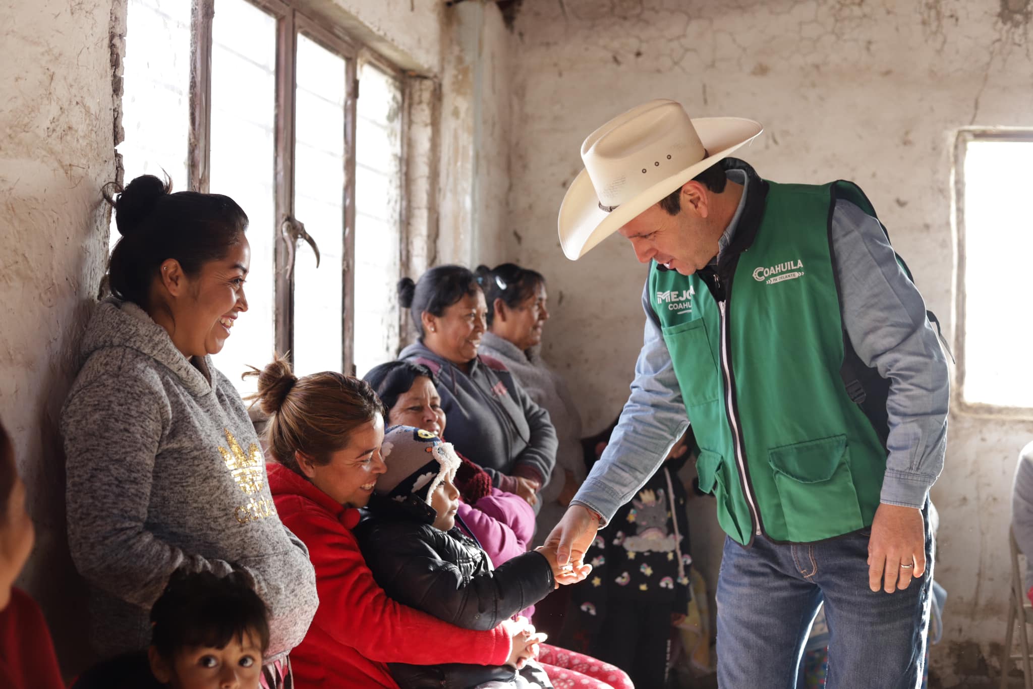 Atiende Parras a familias de ejidos