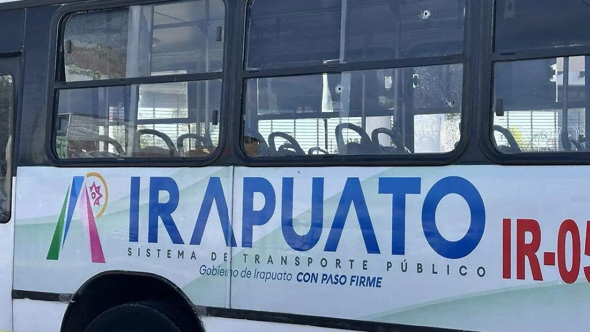 Balean camiones de transporte público en Irapuato
