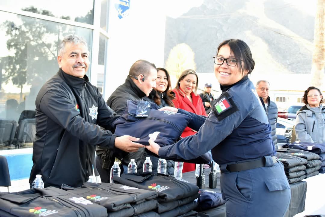 Entrega Víctor Leija uniformes a policías