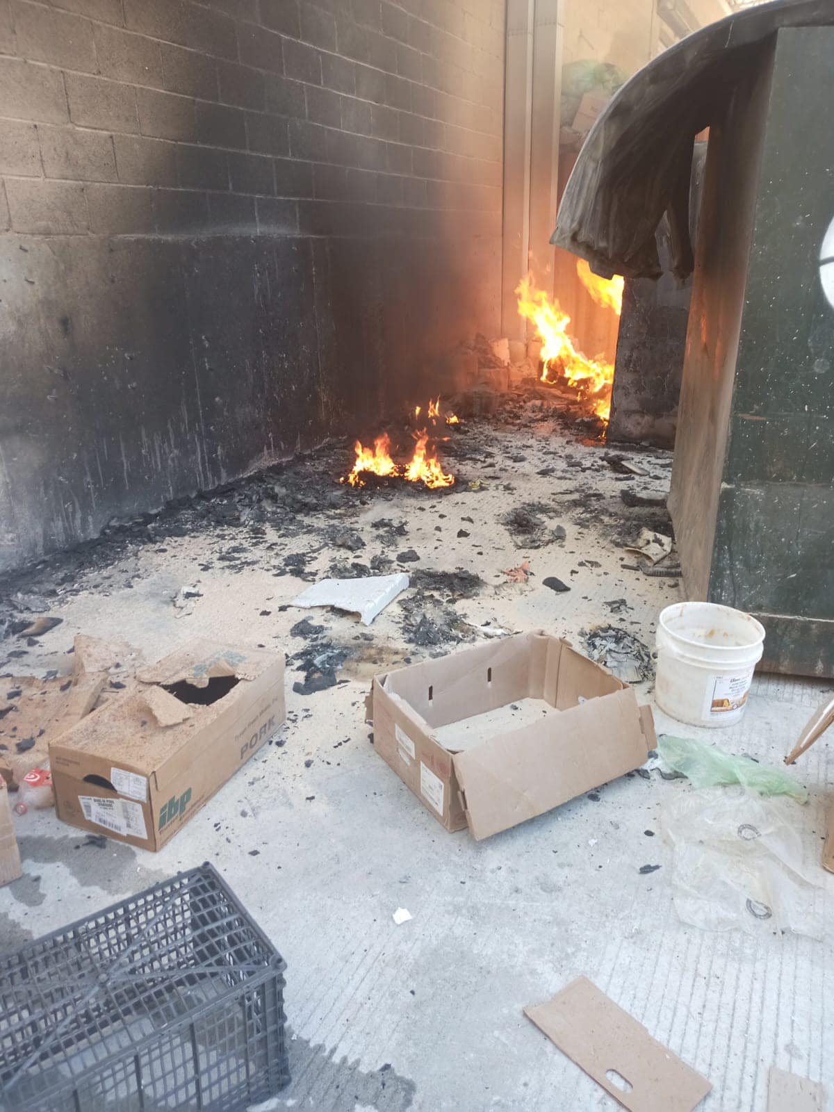 Dos lesionados tras explotar contenedor