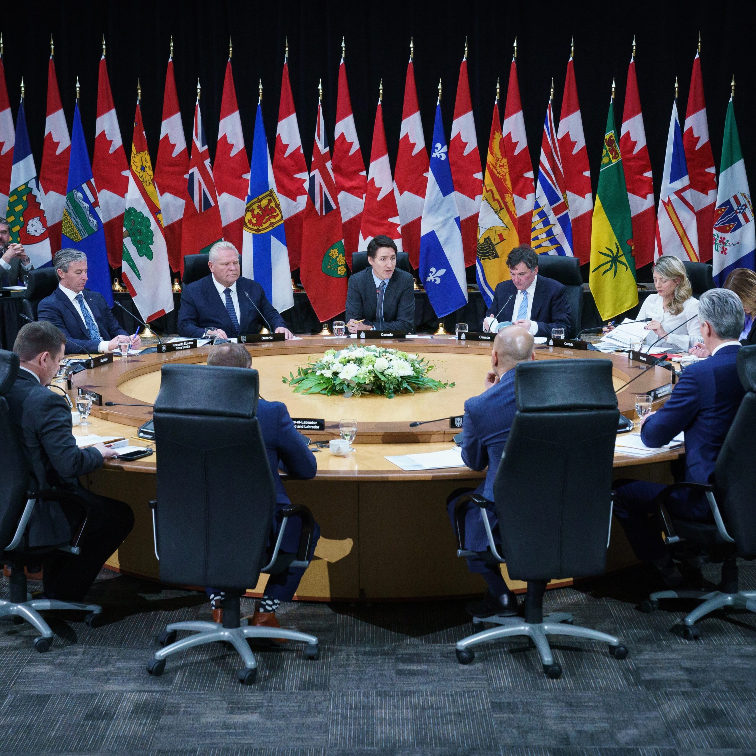 Canadá forma consejo de ministros para responder a aranceles de Trump