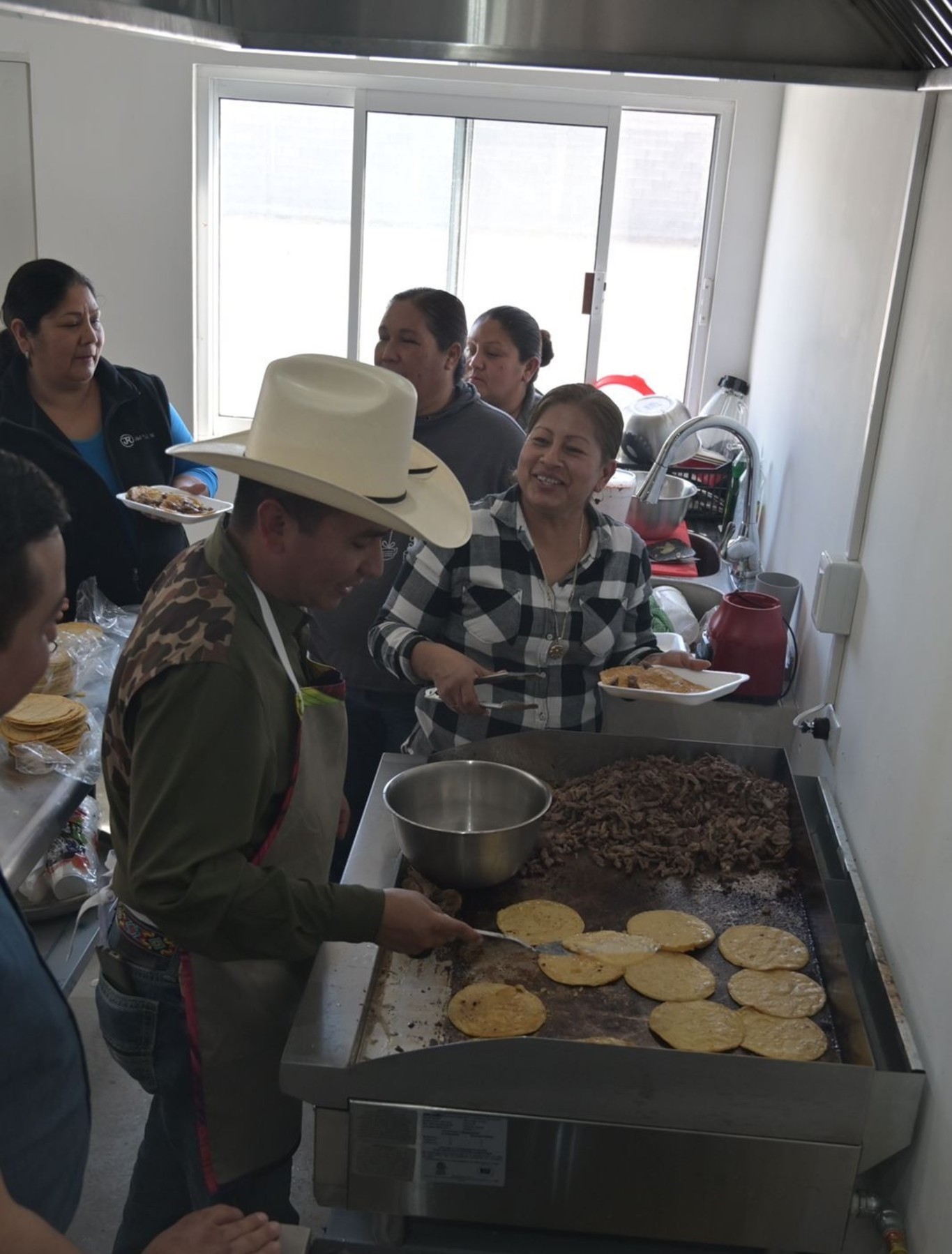 Inaugura Candela comedor para elementos de policía
