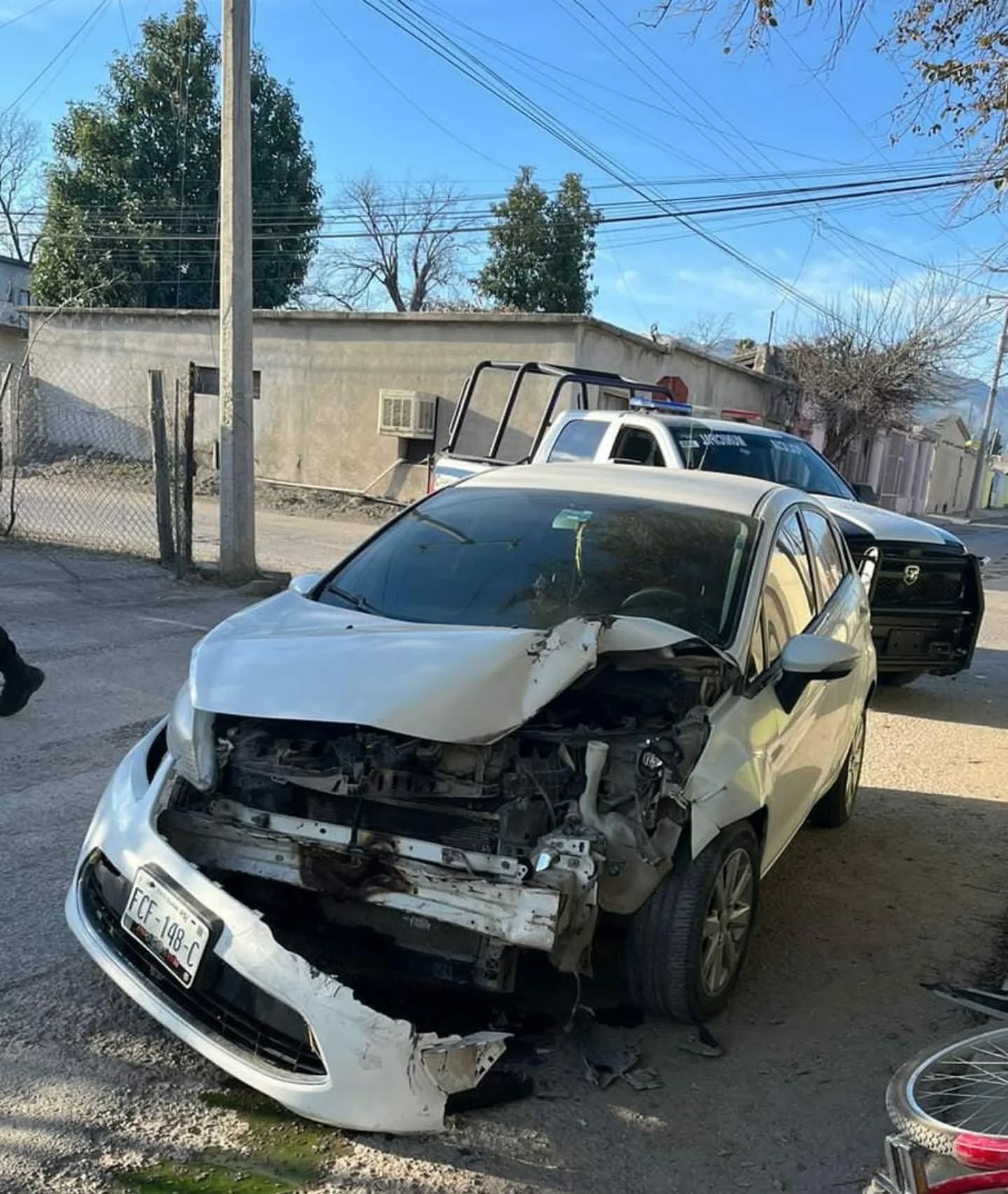 Choca e intenta huir; lo detienen