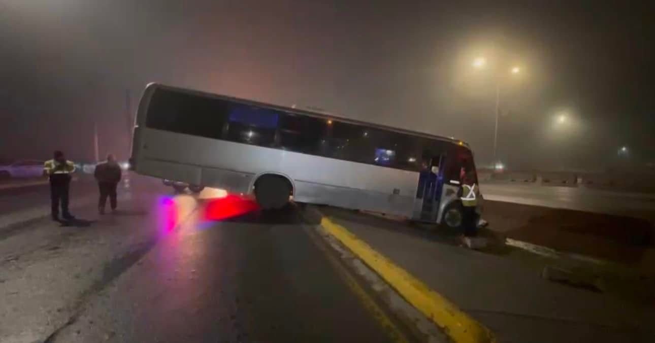 Transporte derrapa y acaba en canal pluvial