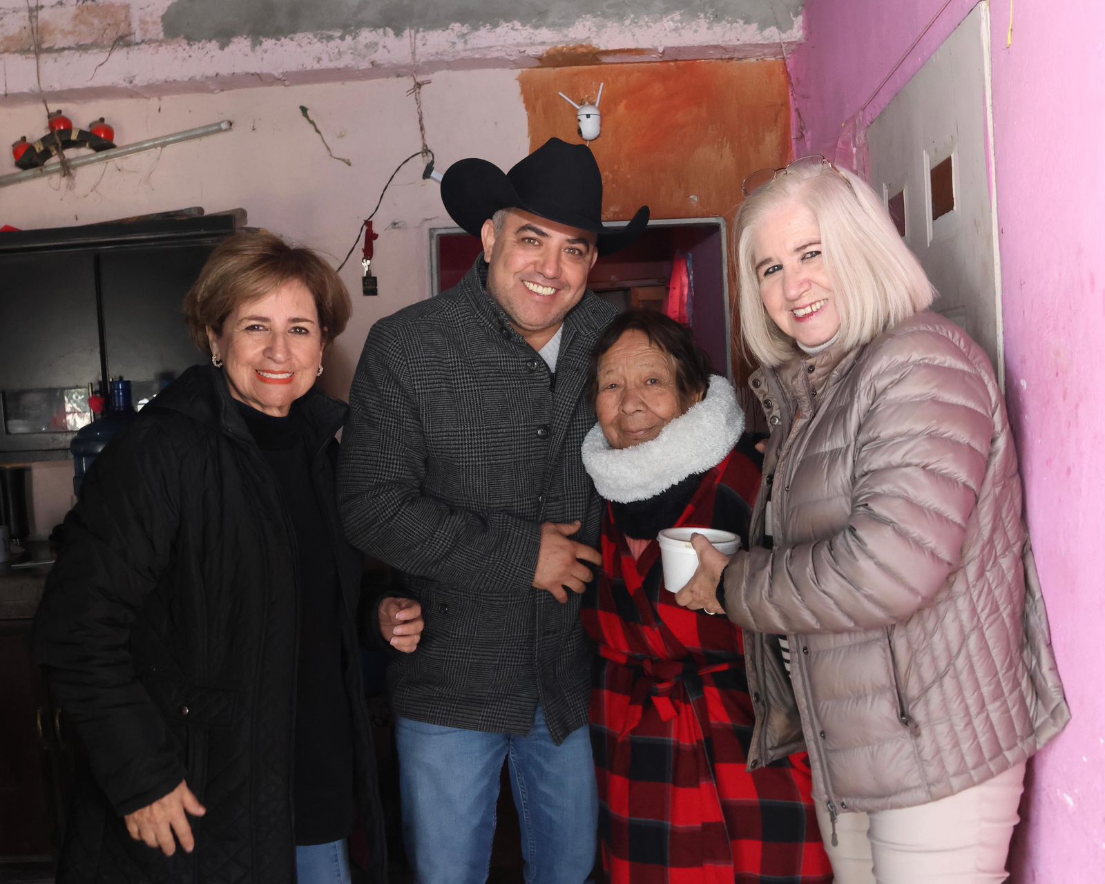 Alimenta DIF con calidez a adultos mayores de Sabinas