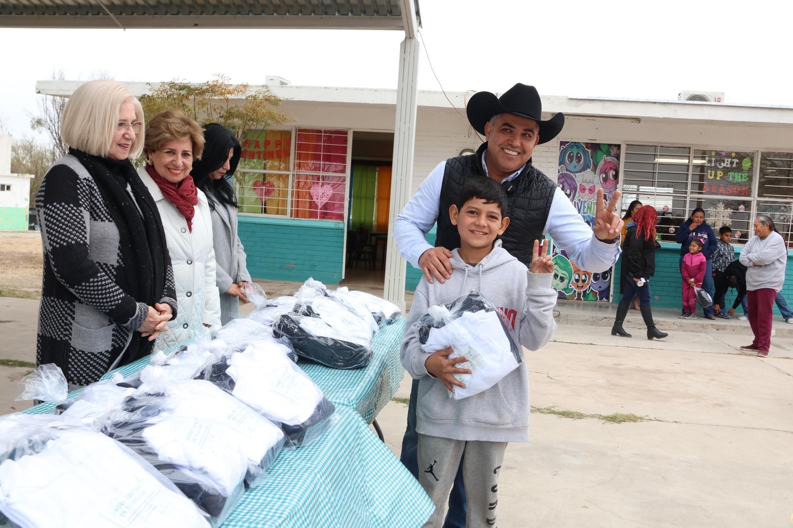 Entrega DIF uniformes de invierno en escuela rural