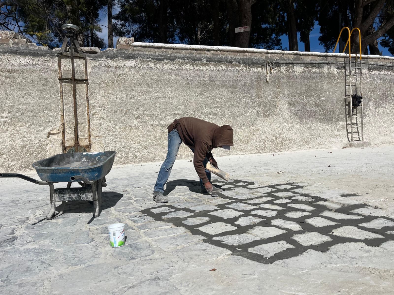 Dan mantenimiento al “Estanque de la Luz”