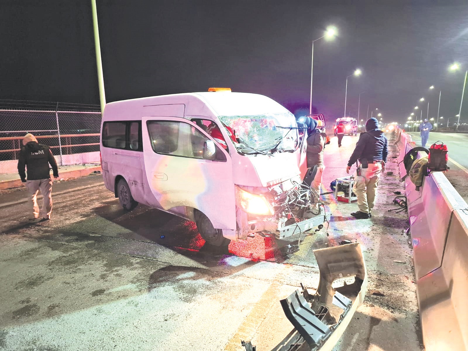 Queda mujer prensada tras aparatoso choque