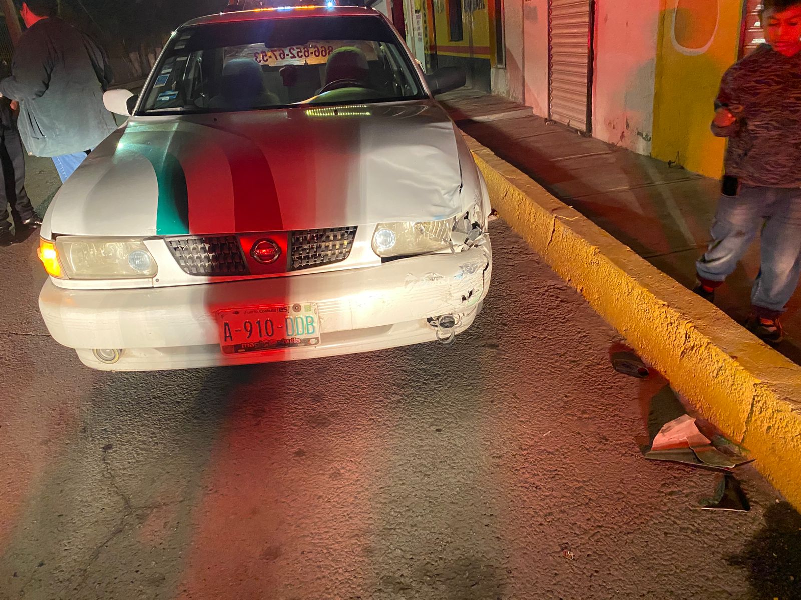 Embiste taxista a niño motociclista 