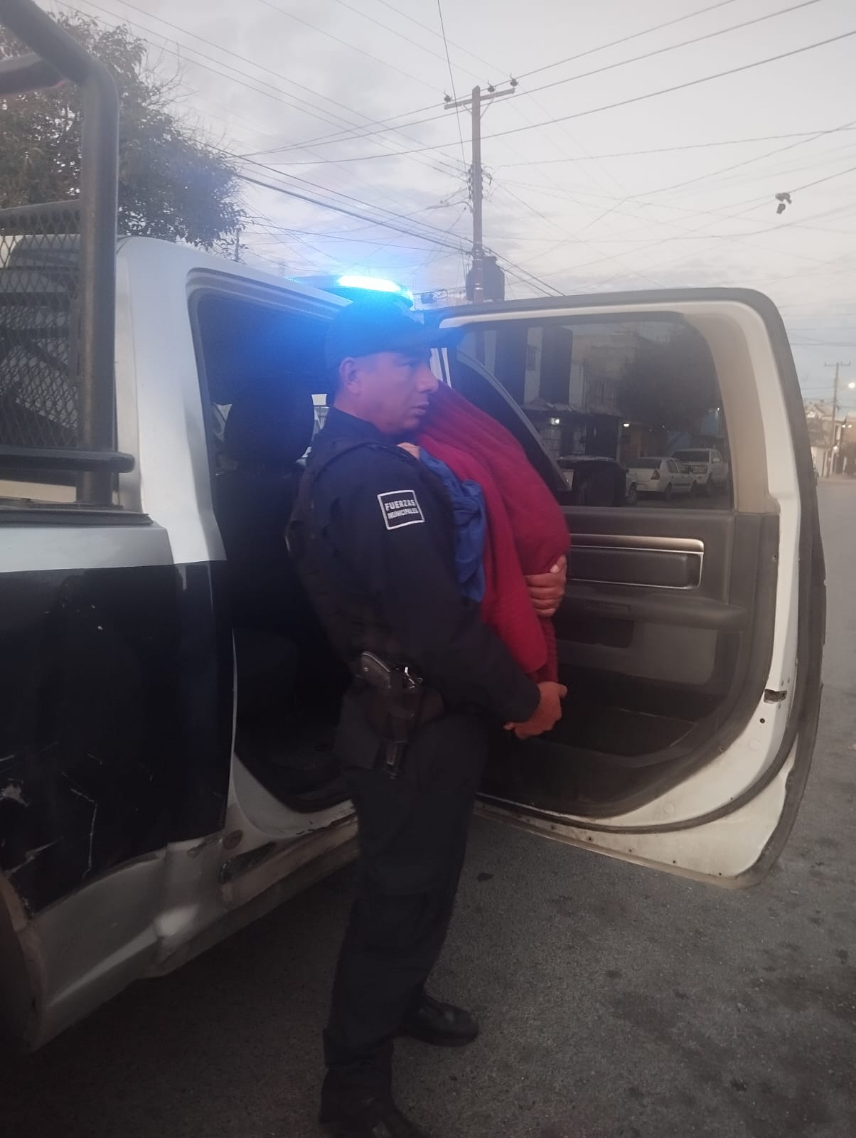 Salva Policía Saltillo a familia en incendio