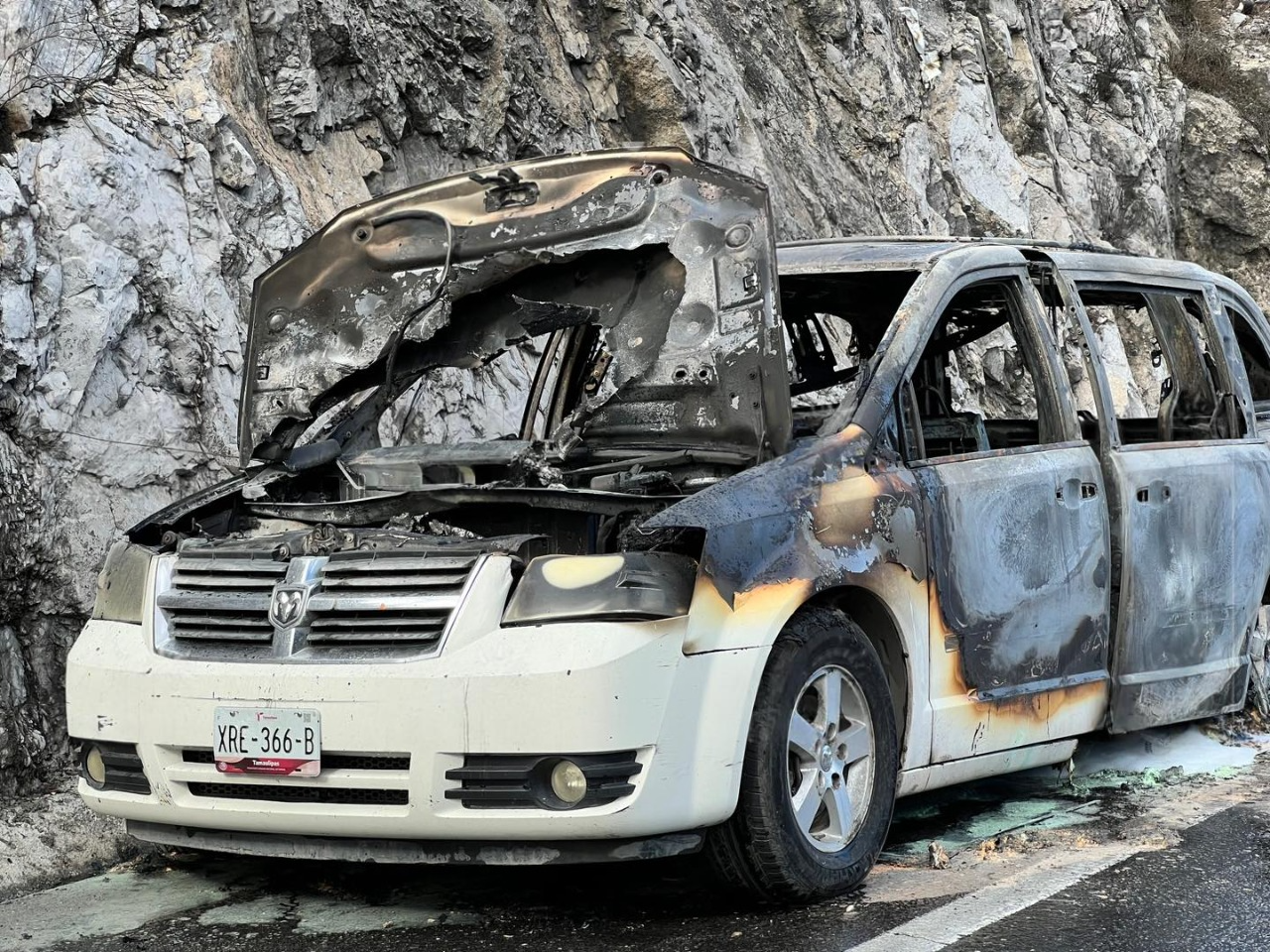 Trastoca vialidad incendio de vehículo en Los Chorros