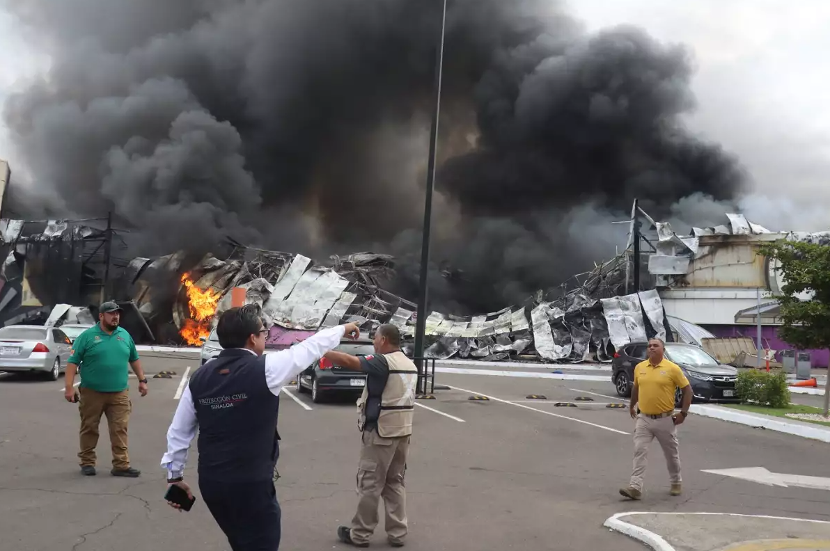 Incendio consume casino en Culiacán, Sinaloa