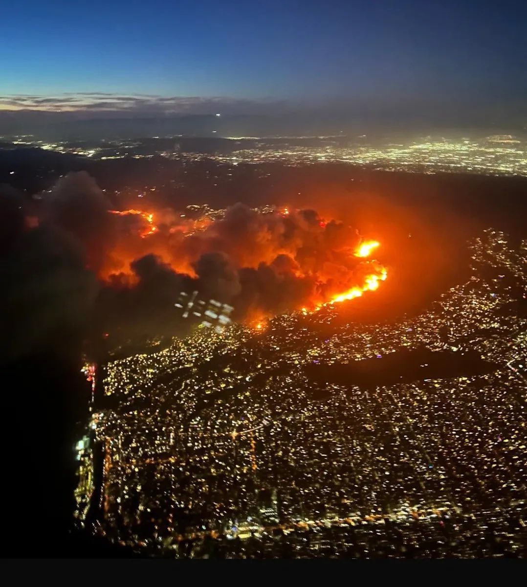 Incendios en California dejan dos muertos y decenas de inmuebles en cenizas
