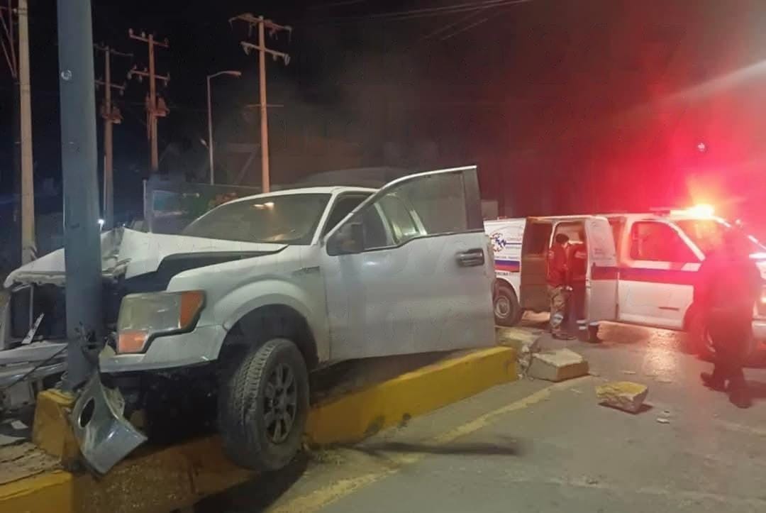 Se lleva arbotante en su Ford Lobo