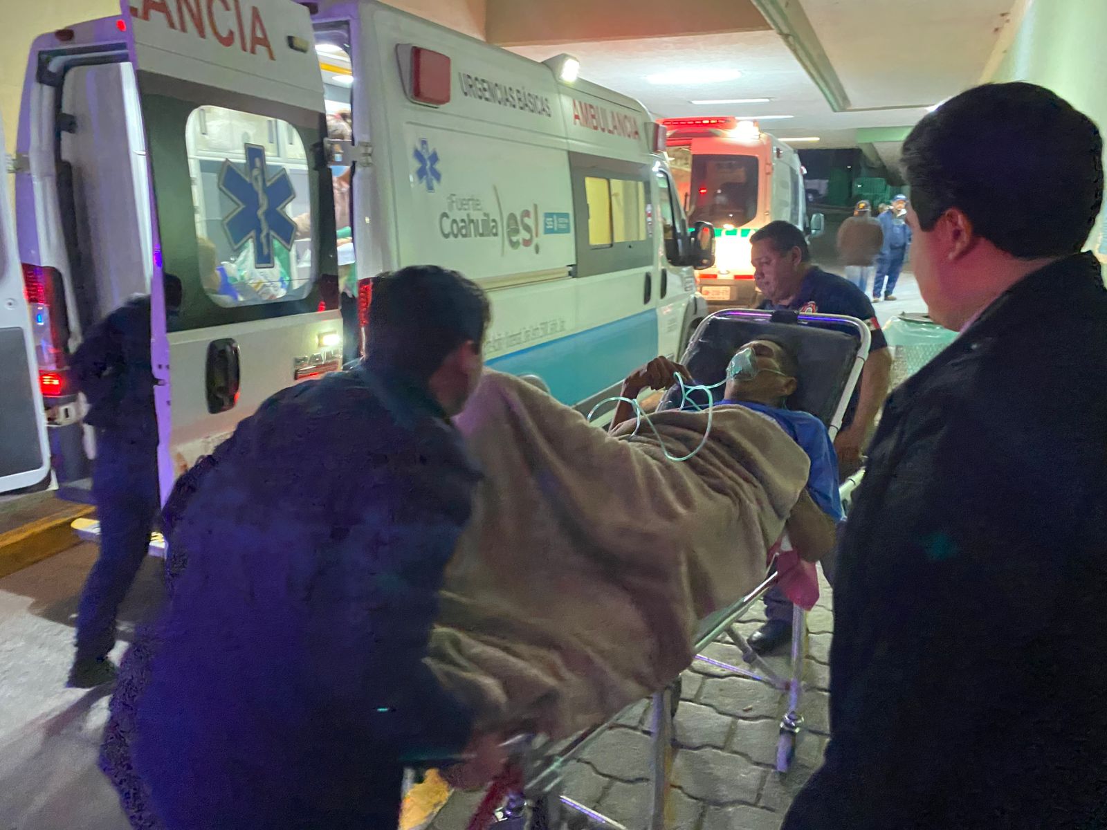 Trasladan socorristas de emergencia a abuelo