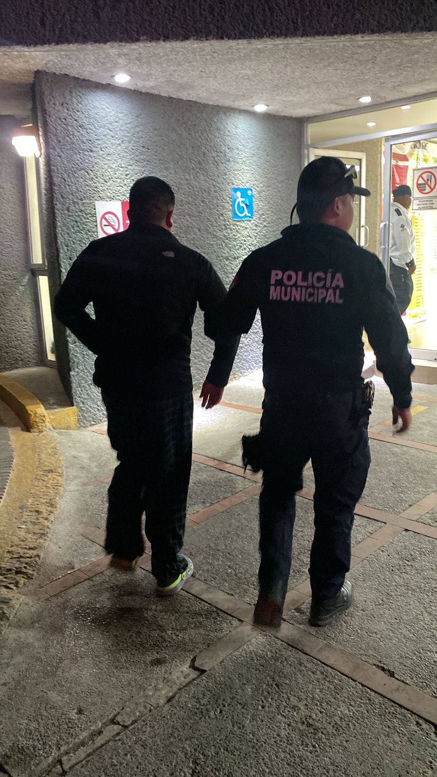 Salvan policías a hombre de asfixia