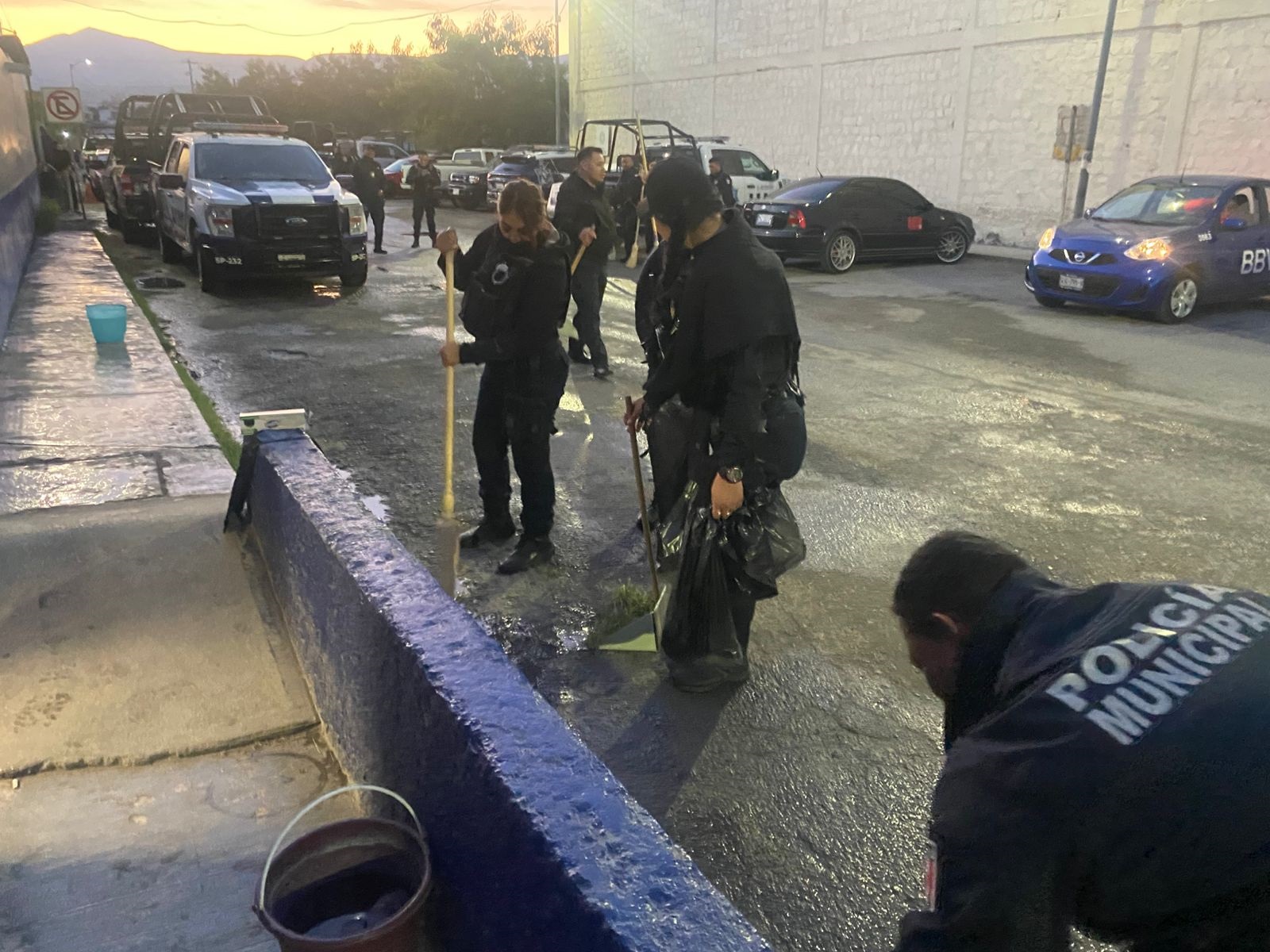 Terminan turno policías y barren alrededor de SP