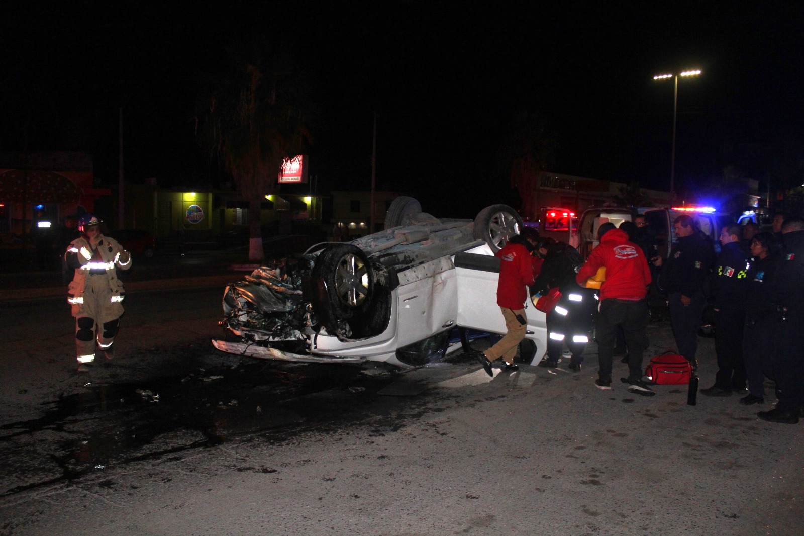 Vuelca y se incendia camioneta en el Pape
