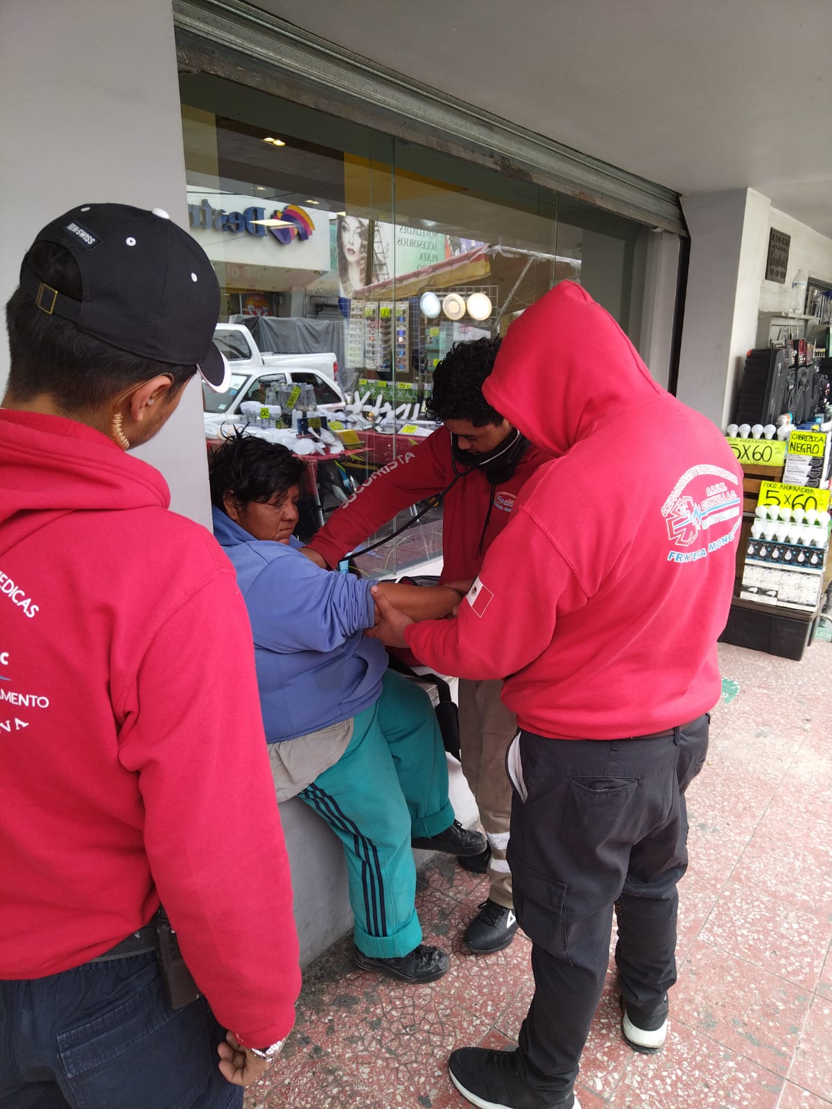 Atacan convulsiones a mujer empacadora