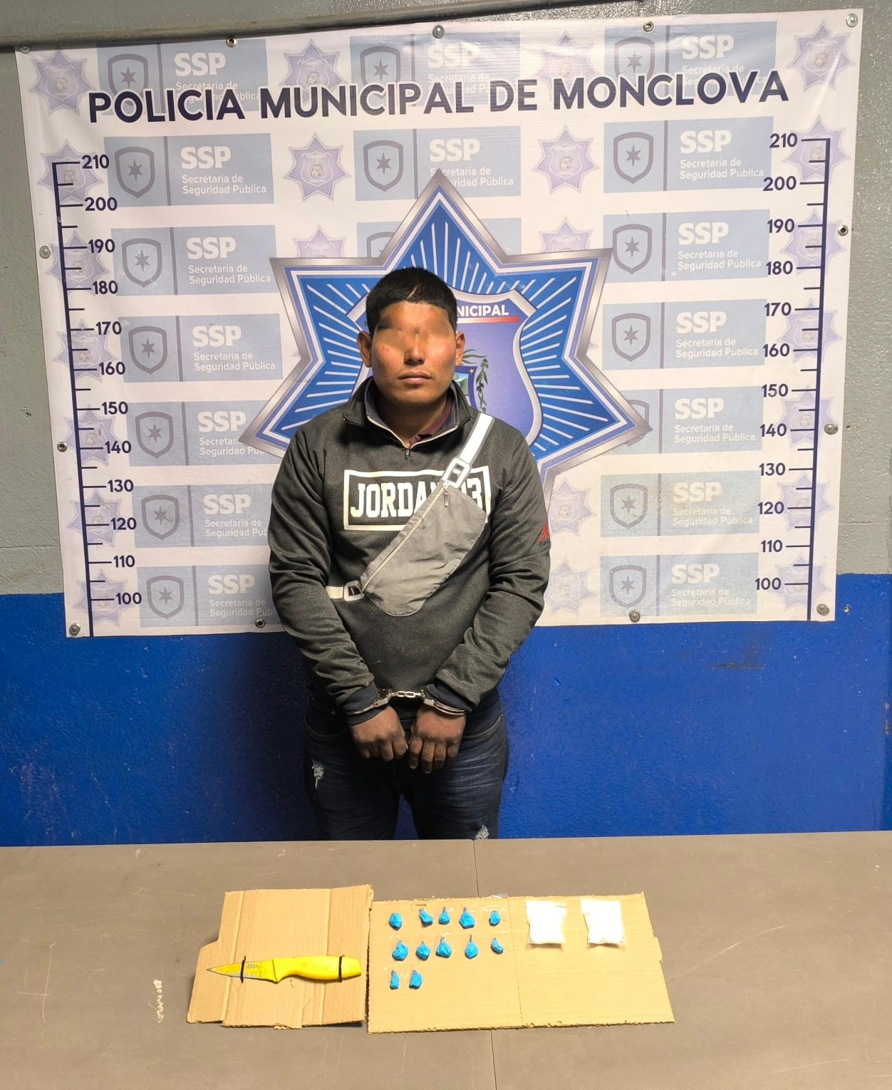 Le hallan droga y arma prohibida