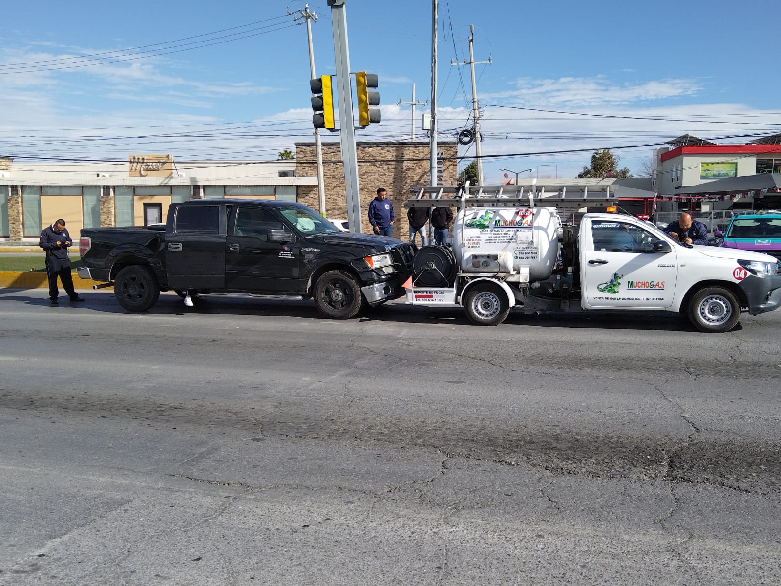 Impacta camioneta pipa de Mucho Gas