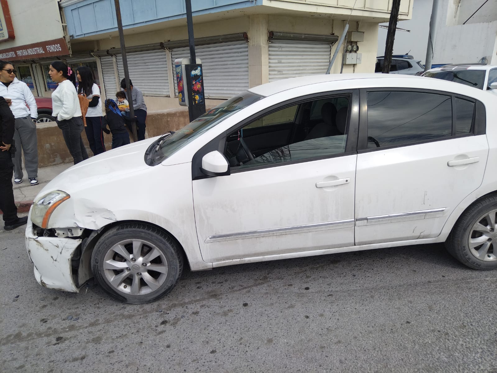Invade carril y deja cuantiosos daños