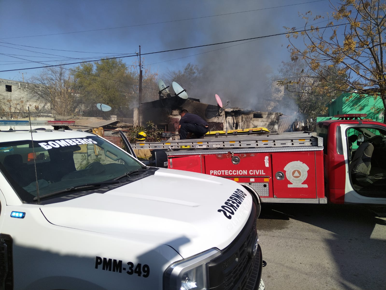 Arrasa incendio con casa en la Hipódromo