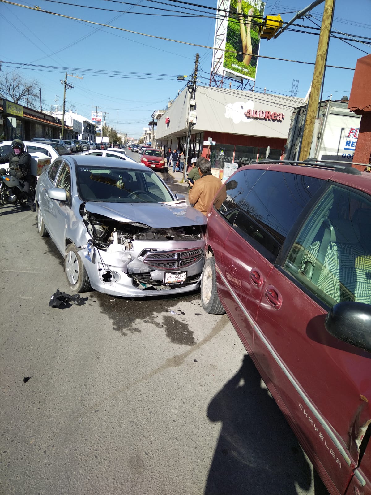 Colisionan tres vehículos en calles de zona centro
