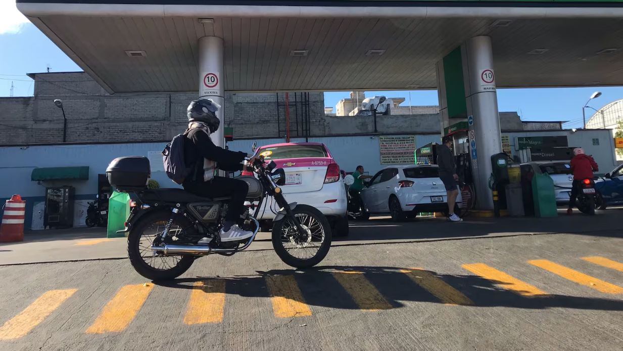 Ni Sheinbaum ni AMLO: ¿Por qué el precio del barril de petróleo define cuánto pagamos por la gasolina?