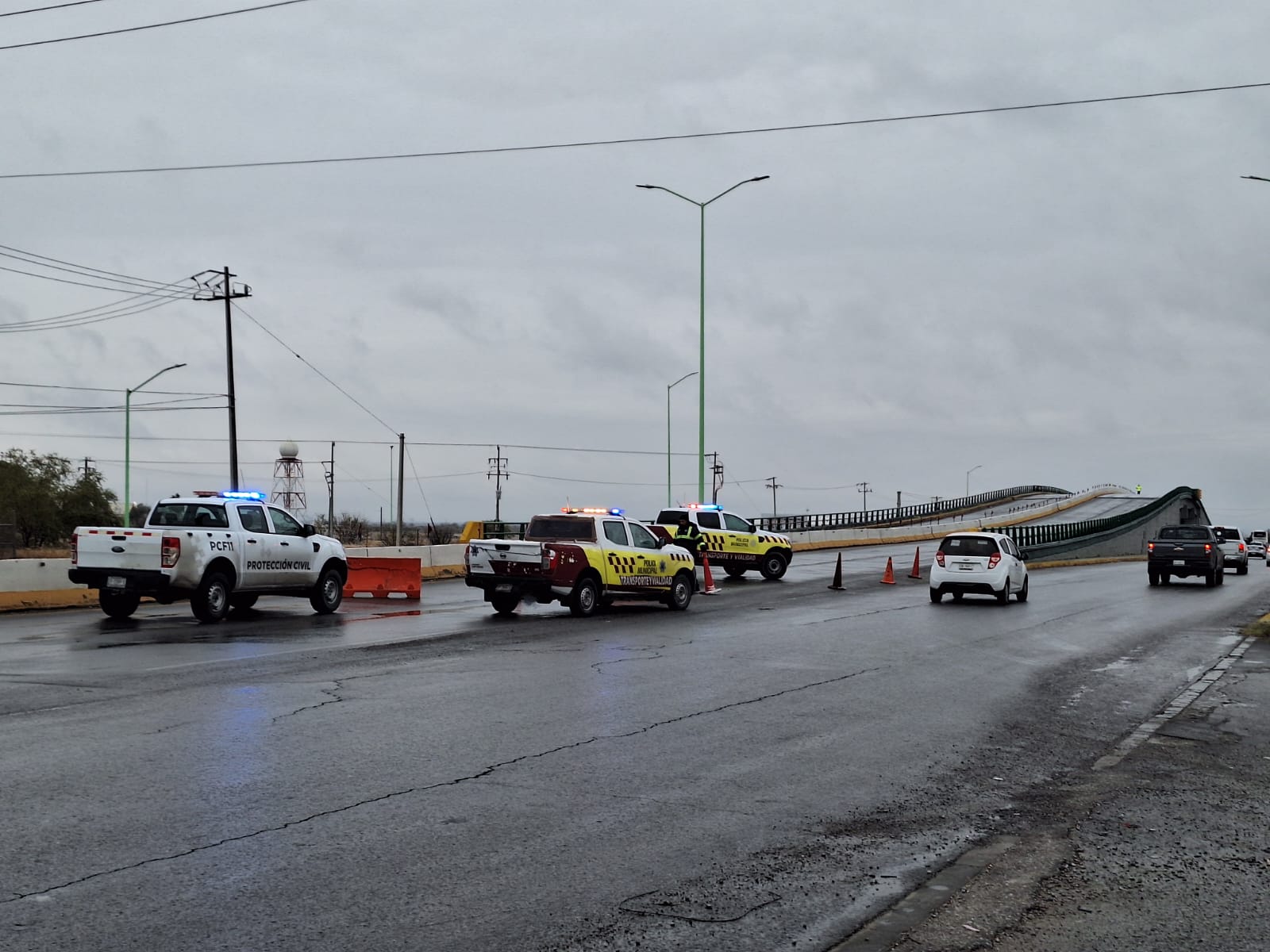 Cierran temporalmente 3 puentes en Frontera
