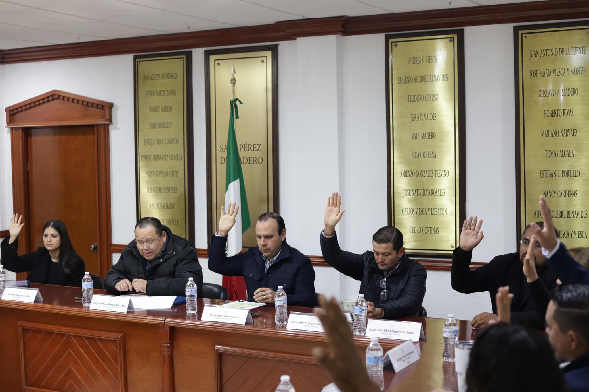 Insta a funcionarios a trabajar en equipo