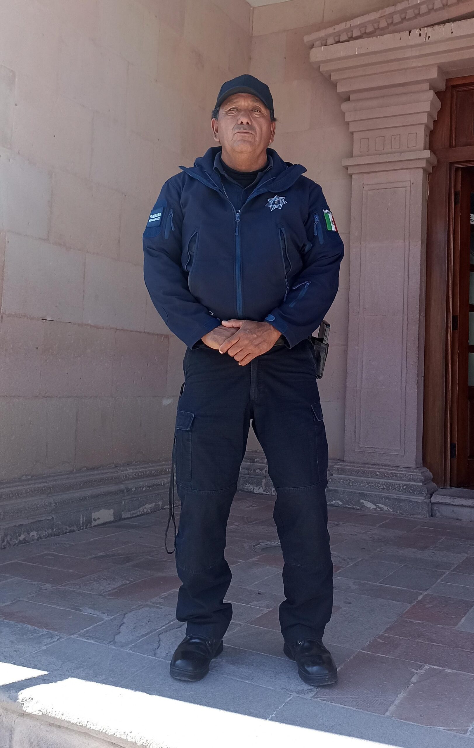 Orgulloso de portar uniforme de policía