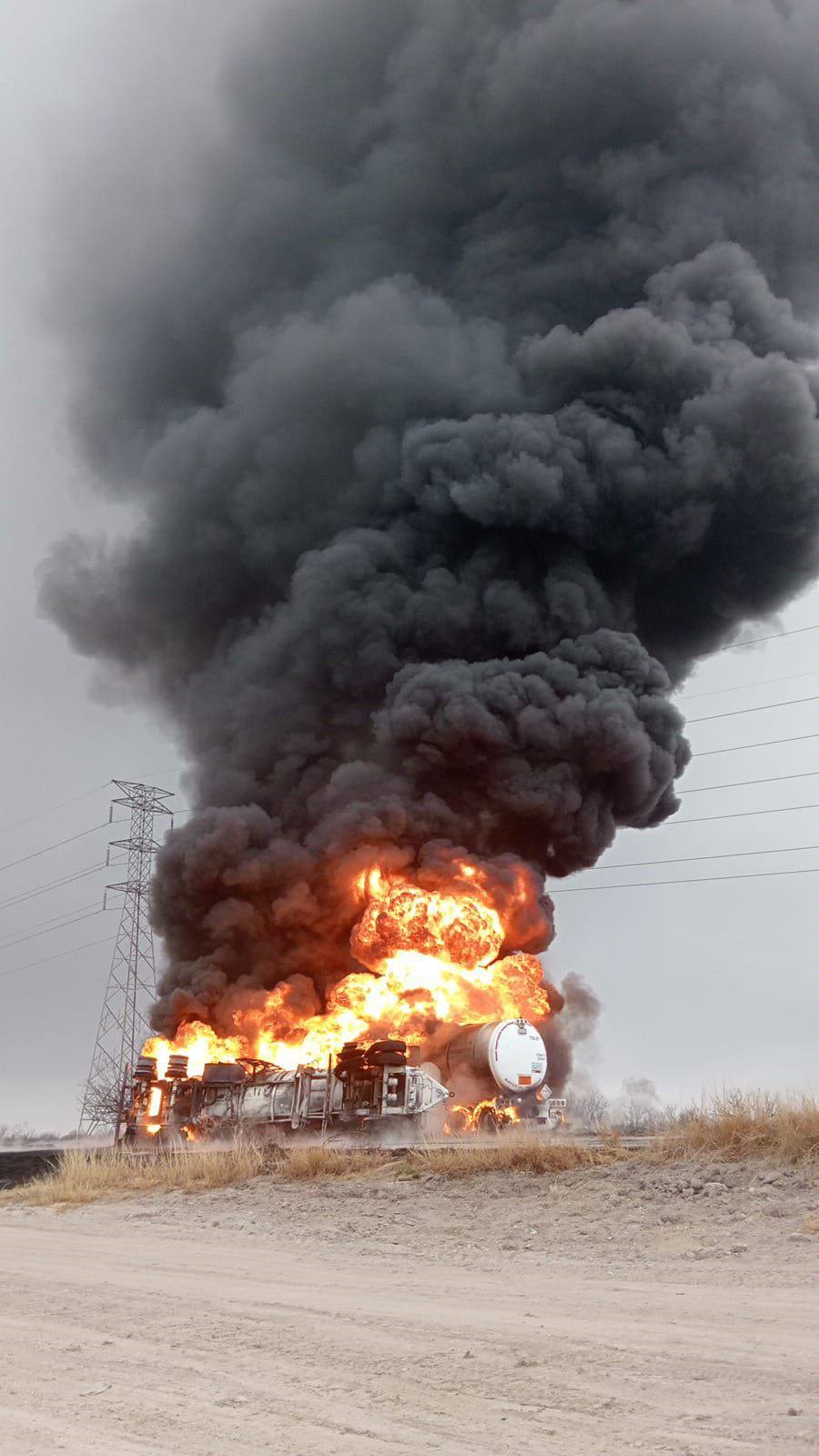 Se incendia pipa en Nava-Piedras Negras