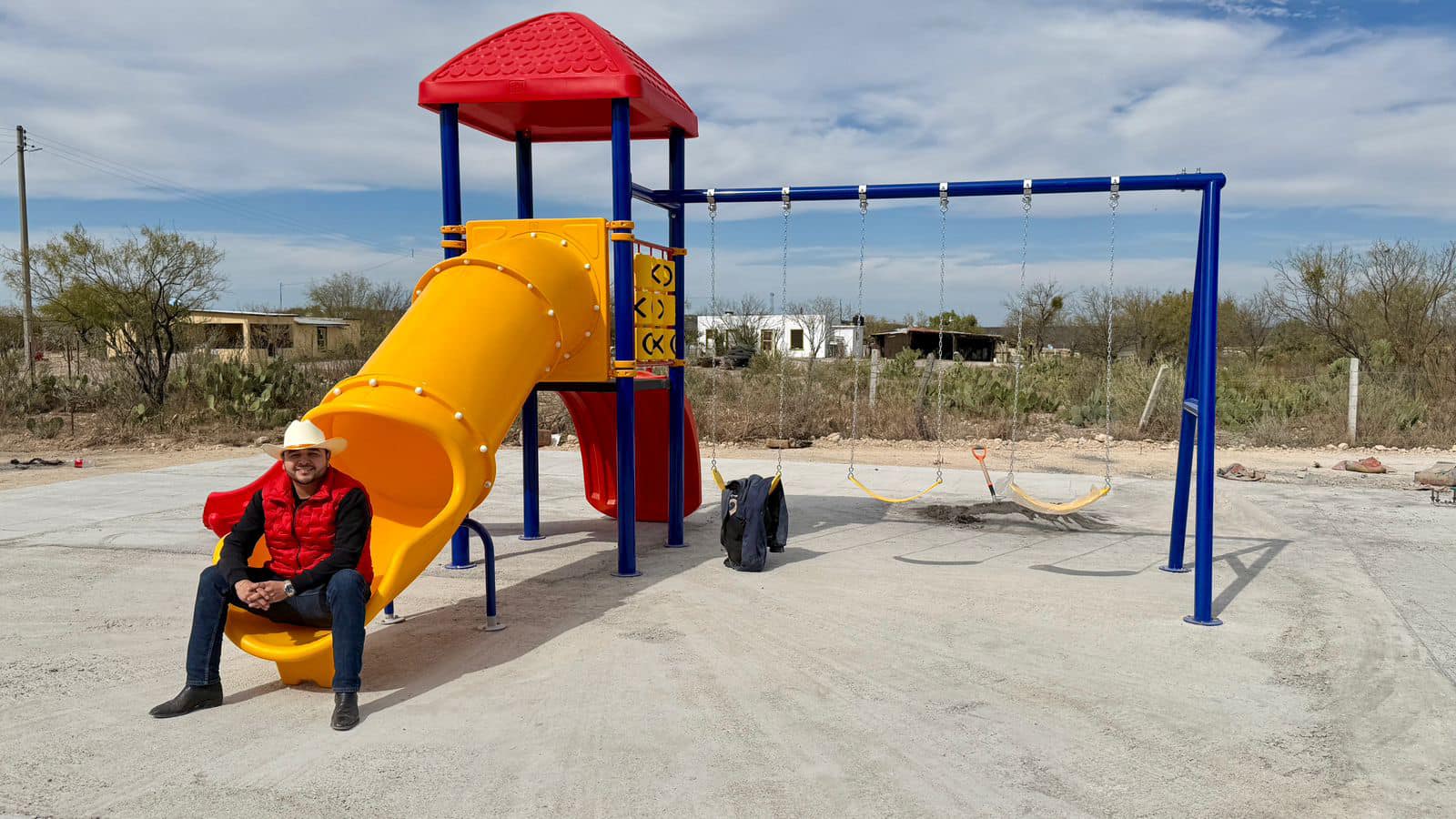 Avanza construcción de plaza en Mexiquito