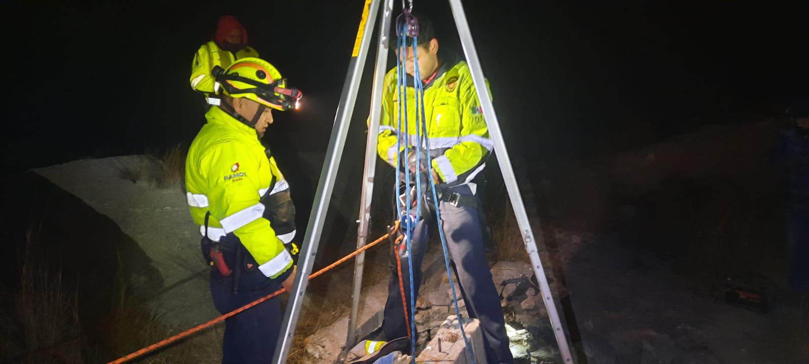 Cae hombre 20 metros en pozo seco y sobrevive