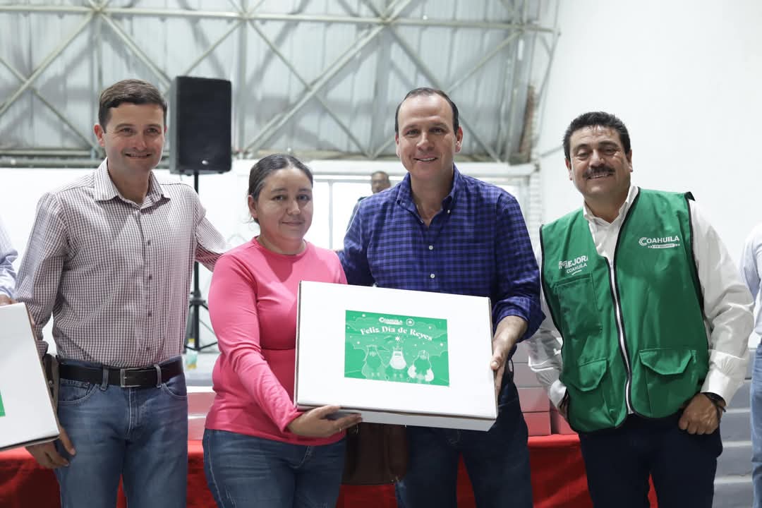 Encabeza Fernando entrega de Roscas