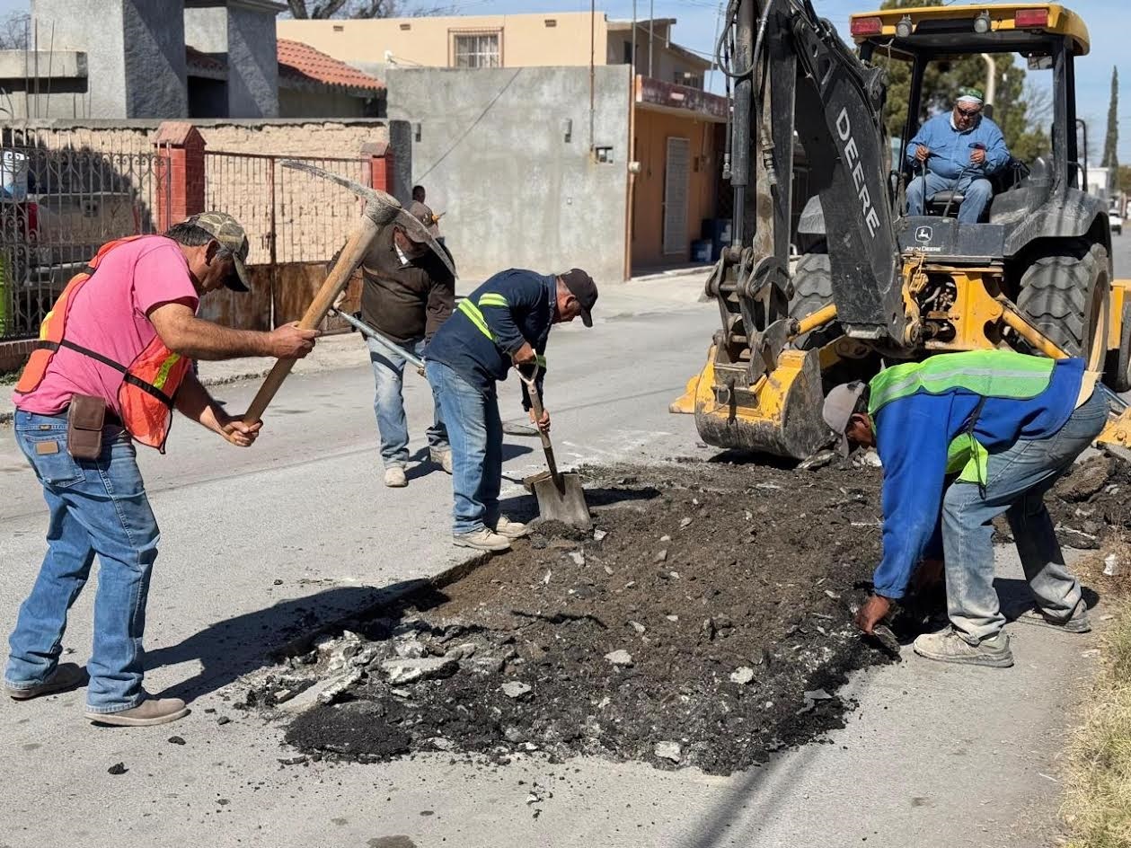 Mantiene Hugo Lozano obras de bacheo en SB